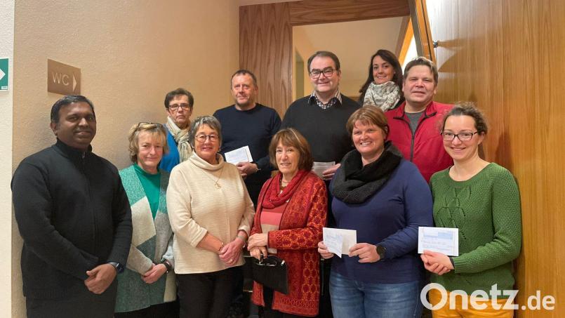 Bei der Spendenübergabe: (erste Reihe, von links) Pfarrer Donald, Evi Rauch, Erika Beer und Johanna Lang vom Frauenbund-Führungsteam, Andrea Graf (SkF), Hannah Kerst (Donum Vitae), 
(zweite Reihe, von links) Maria Pilhofer vom Führungsteam, Norbert Kummert, Pfarrer Herbert Mader, Sonja Kohl (Aktion Pomoc) und Marco Pammer (Aktion Herzenswünsche). Bild: Anna Raab/exb