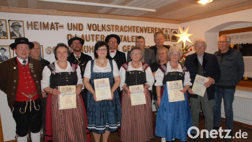 Der Heimat- und Volkstrachtenverein Schmidmühlen ehrt langjährige Mitglieder. Es gratulieren der stellvertretende Gauvorsitzende Tobias Lehner (links) sowie die beiden Vorsitzenden Markus Mehringer und Manuel Müller (hinten Mitte). Bild: pop