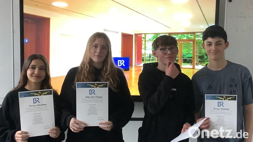 Fatima Ahmadova, Sara Swojak, Tobias Flunk und Aulon Sylejmani erhielten Urkunden für ihre Teilnahme am Workshop des Bayerischen Rundfunks Bild: Hans Walter/exb