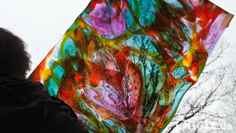 Die Ausstellung im Kunsthaus Waldsassen über die Fertigung mundgeblasenen Flachglases aus der Glashütte Lamberts und das, was daraus entstehen kann, wird um eine Woche verlängert. Bild: Glashütte Lamberts/Robert Christ/exb