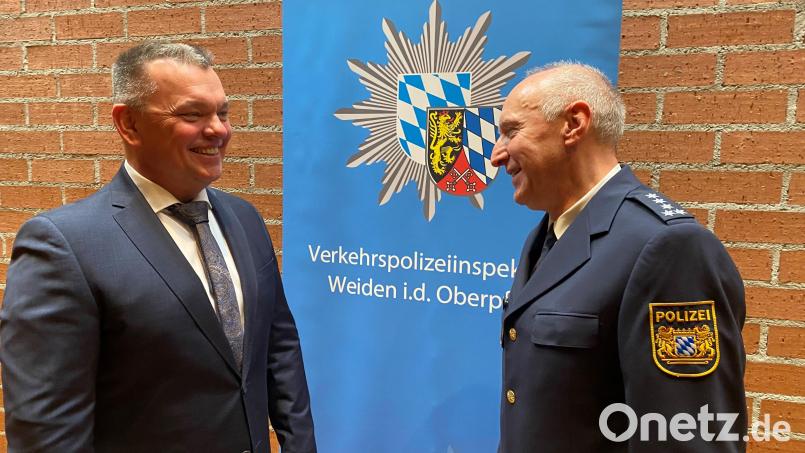 Die offizielle Übergabe ist geschafft: Erster Polizeihauptkommissar Werner Ochantel (rechts) gibt die Leitung der Verkehrspolizei Weiden an seinen Nachfolger, Ersten Kriminalhauptkommissar Georg Ziegler, ab. Bild: ck