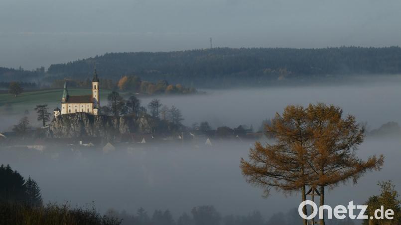 Das Siegerbild trägt den Titel &quot;Pleystein im Morgennebel&quot;. Bild: Josef Hartwig/exb