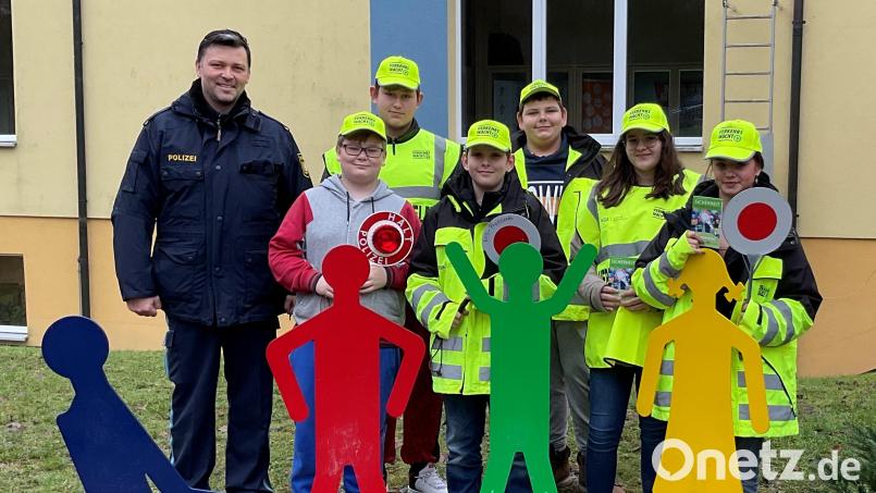 Nach der Ausbildung durch Polizeihauptmeister Paul Zawal sichern Marcel Roos, Nico Georg, Benjamin Erthner, Timo Nagel, Emilia Krüger und Joanna Zintl den Übergang in der Wollauer Straße. Bild: Hans Walter/exb