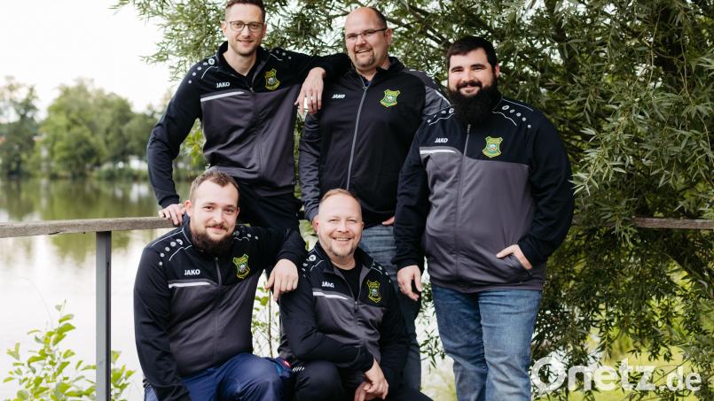 Die Tabellenspitze der Oberpfalzliga Christian Schmidt, Michael Fellner, Thomas Ziegler (stehend von links) und Johannes Böhm, rechts Erol Weyhermüller (knieend von links) Bild: Melanie Eckl/exb