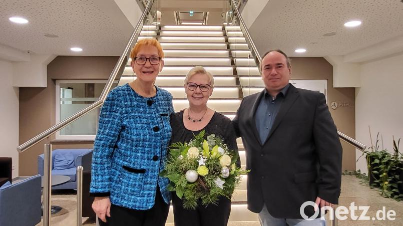 Brigitte Schneider (links) und Holger Schmidt (rechts) verabschiedeten Sieglinde Wick in den Ruhestand. Sie war mehr als 40 Jahre als Verkäuferin bei Bermas in Erbendorf tätig. Bild: Bermas/exb