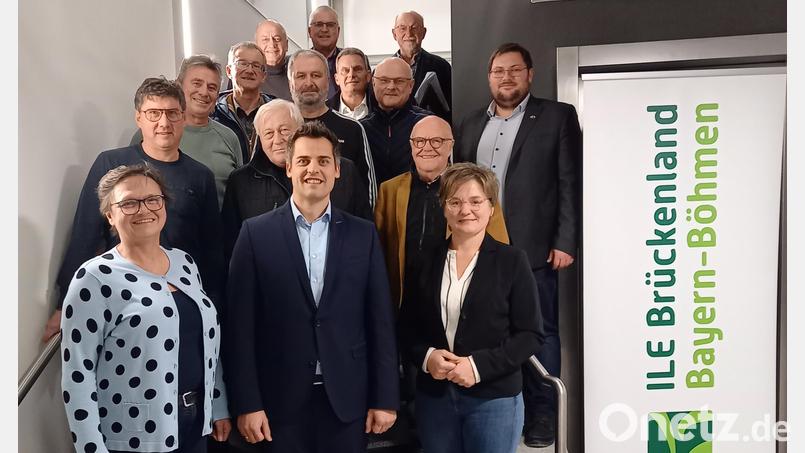 An der Spitze der Ile Brückenland Bayern-Böhmen stehen weiterhin der Oberviechtacher Bürgermeister Rudolf Teplitzky (vorne Mitte) und Winklarns Bürgermeisterin Sonja Meier (rechts). Bild: Rauch/exb