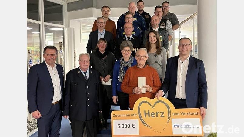 Die Raiffeisenbank Oberpfalz Nordwest überreichte Zuwendungen aus dem Gewinnsparen an Erbendorfer Vereine. Bild: exb