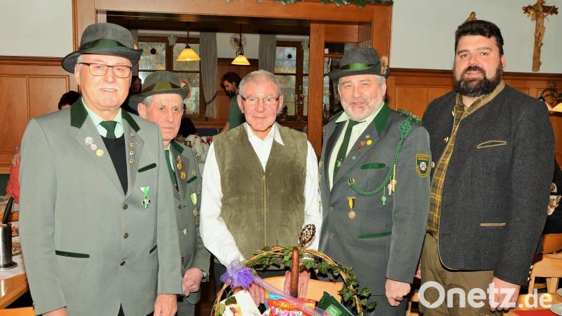 Die Schützen Heinz Faderl, Willi Aures, Jubilar Harry Vogel, Schützenmeister Werner Grünthaler und Kreisgruppenvorsitzender Stefan Frank von den Jägern (von links) bei der Gratulationsrunde. Bild: ker