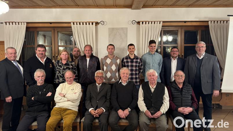 Die Schiedsrichtergruppe Amberg ehrte verdiente Mitglieder. Unter ihnen auch Karl Vollmer (sitzend links), der mit 82 Jahren immer noch regelmäßig Herrenspiele leitet. Bild: gel
