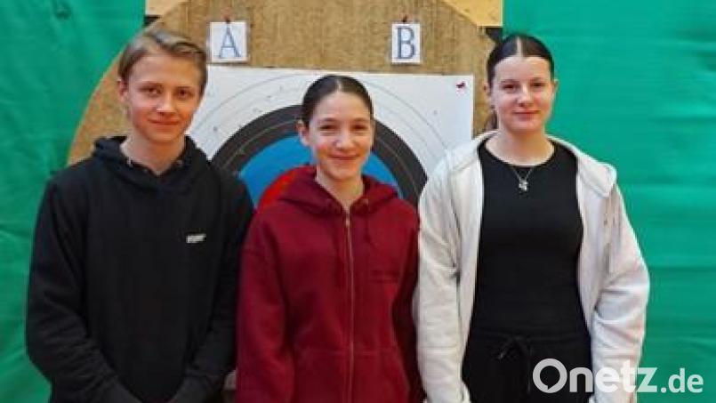 Die erfolgreichen Bogenschützen Sebastian Char, Katharina Michl und Klara Grüner (von links). Bild: Johannes Bartl /exb