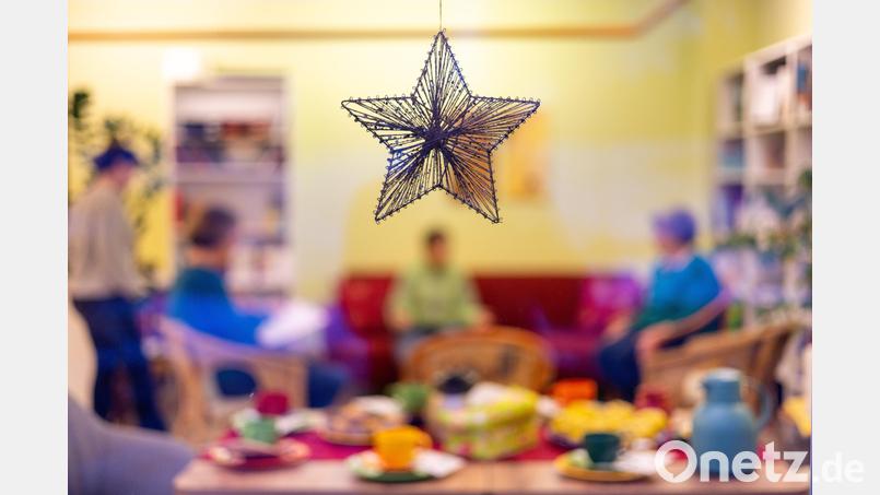 Trauer braucht Zeit und die richtige Ansprache. Ehrenamtliche Trauerbegleiter beim Ambulanten Hospizdienst Weiden-Neustadt des Malteser Hilfsdienstes wissen um die Fettnäpfchen im Umgang mit Trauernden. Gerade zur Weihnachtszeit bricht mancher Schmerz wieder auf. Bild: Michael Reichel
