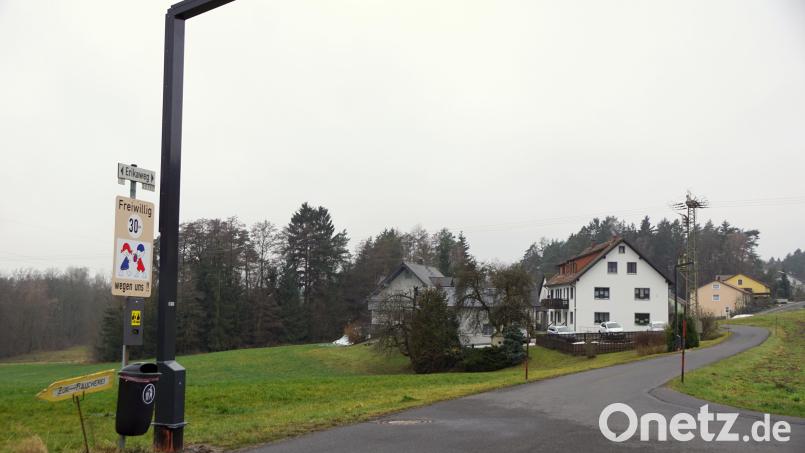 Zwei Solarleuchten im Erikaweg haben ihren Testbetrieb aufgenommen. Abhängig von den gewonnenen Erfahrungen wird sich zeigen, ob sie eine Option für die Gemeinde sind. Bild: bkr