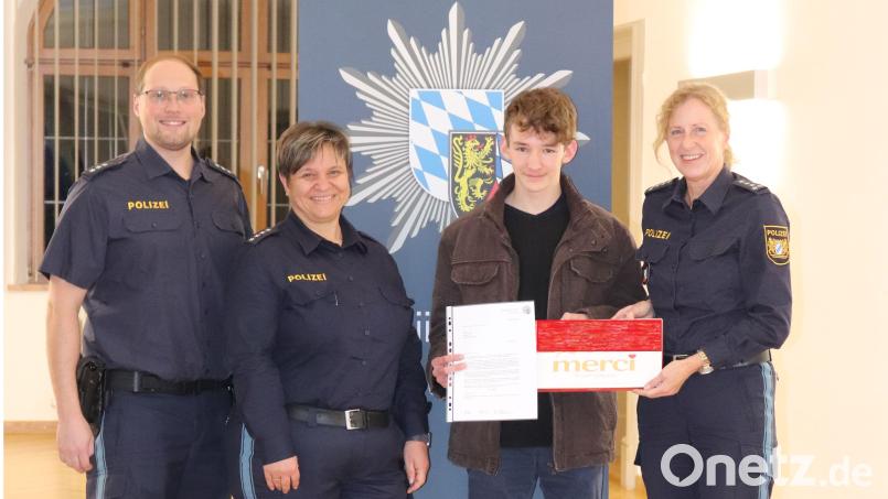 Polizeihauptkommissar Peter Pfannenstein, Polizeihauptkommissarin Marion Zenger und Erste Polizeihauptkommissarin Sabine Roidl (von links) übergeben das Dankesschreiben mit Geschenk an den Unfallzeugen H. König (Zweiter von rechts). Bild: Polizei Nabburg/exb