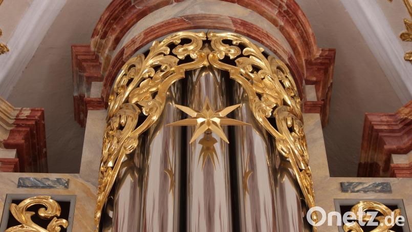 Oben an der größten Pfeife im Orgelprospekt der Jann-Orgel ist der Zimbelstern platziert. Bild: hbl