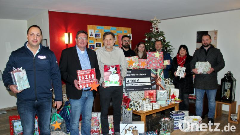 Robert Neger (Standortleiter Spedition Reichart, links), Stefan Reither (Leiter Ernst-Naegelsbach-Haus, Dritter von links), Andreas Schoene (Leiter Stahlgruber-Logistikzentrum, Zweiter von links) und Mitarbeitende der Firmen Reichart und Stahlgruber freuen sich über die Bescherung für die Kinder des Ernst-Naegelsbach-Hauses. Bild: gac