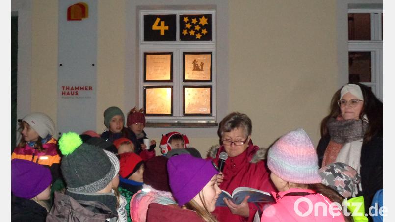 Inmitten der Kinder liest Annemarie Mösbauer vor dem geöffneten Fenster die Geschichte vom Engelchen Patschelchen. Bild: amö
