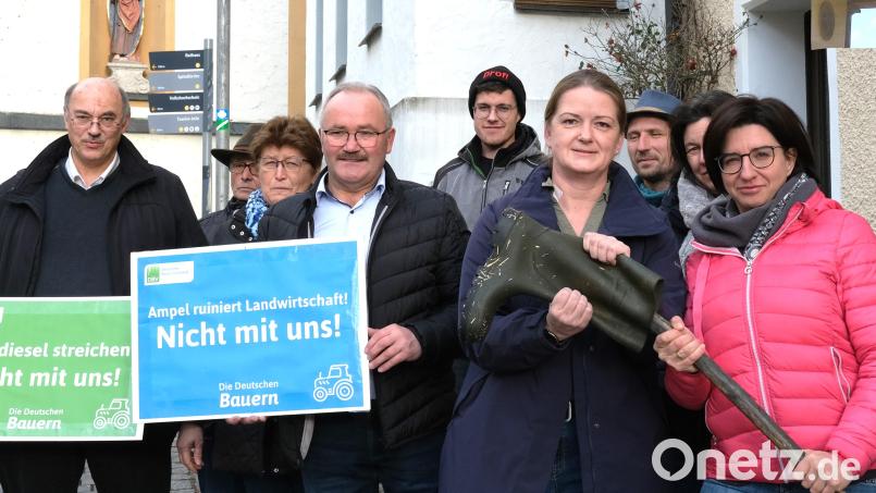 Schulterschluss der Grünen-Abgeordneten miit dem Bauernverband: Kreisbäuerin Sabine Schindler, MdB Tina Winklmann, der Chamer BBV-Kreisobmann Franz Holzapfel und Kreisgeschäftsführer Josef Wittmann (vorne von rechts) protestieren gemeinsam gegen einen Subventionsabbau in der Landwirtschaft. Bild: Hirsch