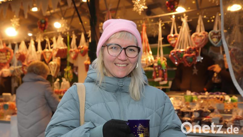 Sabrina Honig arbeitet in einem Lebensmittelmarkt in Ensdorf. Da in diesem Jahr der 24. Dezember auf einen Sonntag fällt, hat die Ambergerin an Heiligabend endlich mal frei. Bild: Wolfgang Steinbacher