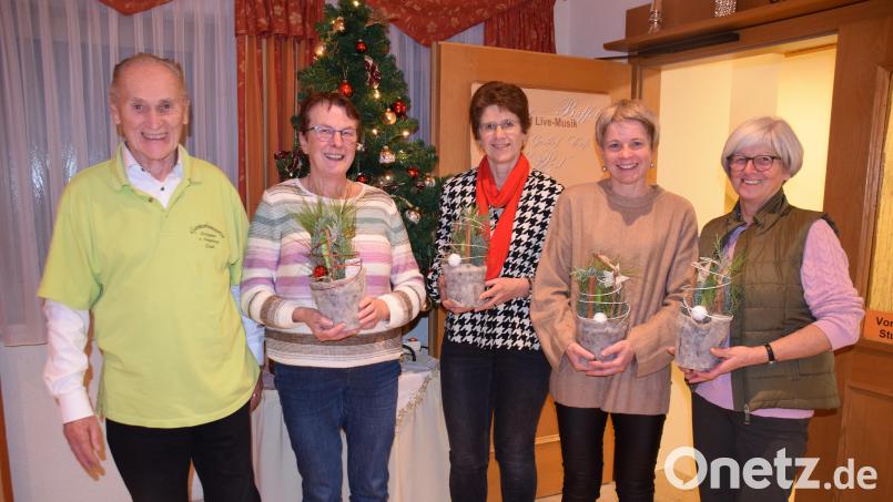 Vorsitzender Erich Richthammer dankt Gunda Pirner, Heidi Ziegler, Karin Hiltel und Burgi Lehnerer (von links) für den Einsatz beim Blumenschmuck. Bild: wku