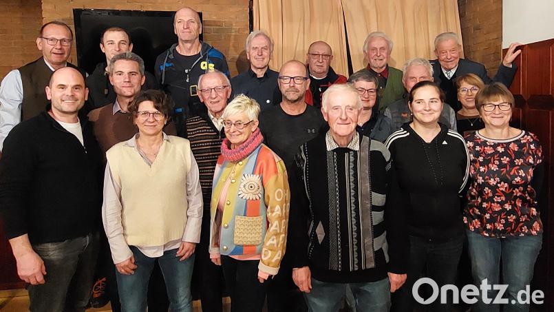 Michael Rabus (vorne links) und Rainer Rahn (hinten links) ehrten Michael Wildenauer (hintere Reihe von links), Thomas Neufeld, Herbert Leupold, Siegfried Bauer, Josef Robl und Dr. Hans-Frieder Roblick sowie -(mittlere Reihe, von links) Mario Wuttke, Wilhelm Englmann, Rudolf Wildenauer, Birgit Übelmesser, Heinz Groschwitz und Christa Besold sowie (vordere Reihe, von links) Claudia Wuttke, Ute Pausch, Fritz Gräf, Carmen Yasar und Heike Wildenauer für ihre langjährige Mitgliedschaft. Bild: Alpenverein Marktredwitz/exb