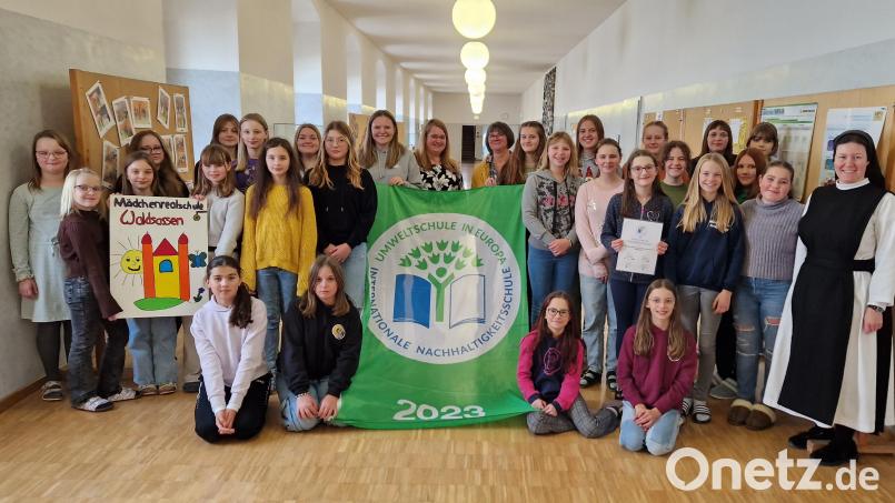 Die beiden verantwortlichen Lehrkräfte Verena Pentner und Michaela Mark (hinten in der Mitte) sowie stellvertretende Schulleiterin Sr. M. Raphaela Kratzer (rechts) zusammen mit den Nachhaltigkeitsbeauftragten der einzelnen Klassen. Bild: Gerhard Skupin/exb