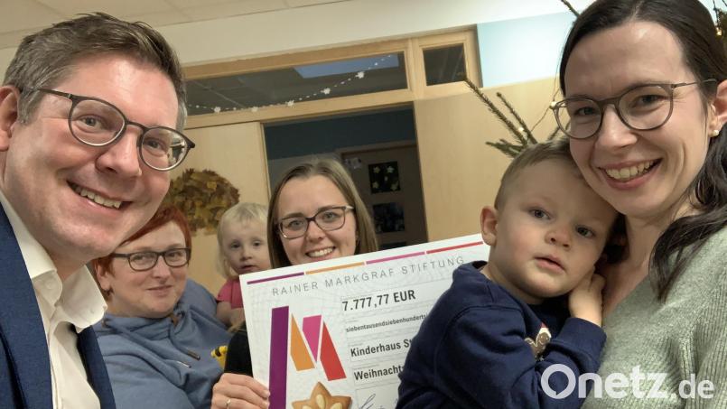 Das Leitungsteam des Kinderhauses nahm den Spendenscheck entgegen. Bild: Florian Prosch/exb