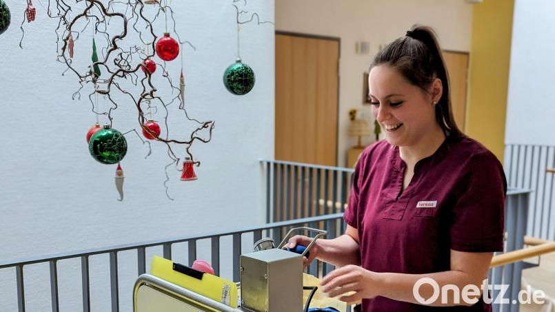 Auch an Heiligabend wird Altenpflegefachkraft Verena Rupp ihren Dienst im Alten- und Pflegeheim Oberviechtach tun. Bild: wrl