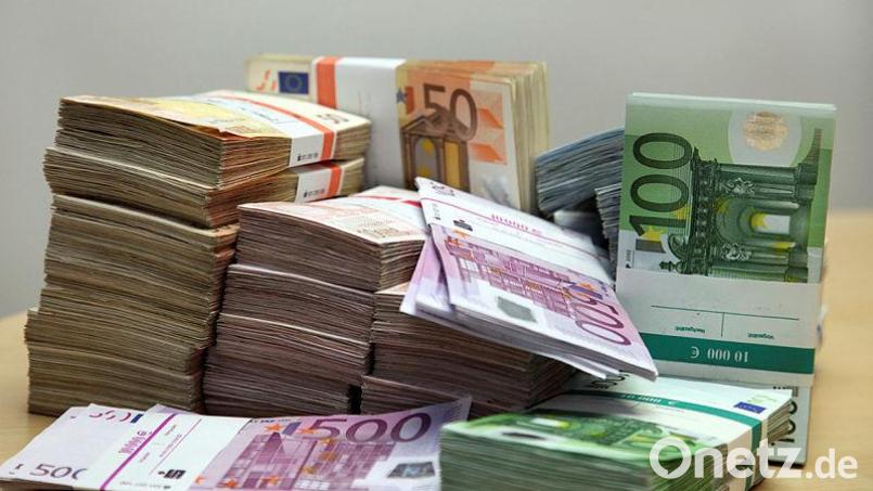 Zwar liegt das Geld beim Landkreis auch in diesem Jahr nicht in Bündeln bereit, wie auf diesem Symbolbild. Dennoch lief 2023 finanziell besser als erwartet. Symbolbild: Götz