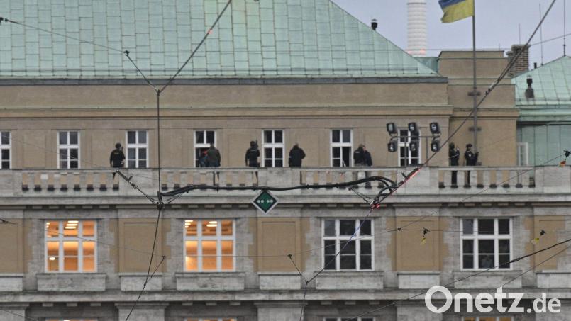 Polizisten stehen oben auf dem Gebäude der Philosophischen Fakultät in Prag. Bild: Šimánek Vít/CTK/dpa