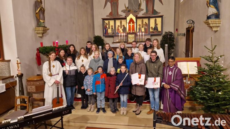 Die Friedenfelser Ministranten und Pfarrer Joseph (vorne, rechts) verabschiedeten mehrere Messdiener. Gewürdigt wurden auch Ministranten für ihr fünfjähriges Wirken. Bild: Alexandra Kaßeckert/exb