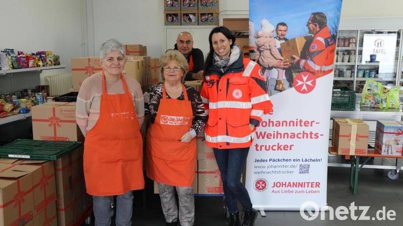 Tamara Deml-Glöckner (rechts) übergibt die Weihnachtstrucker-Pakete an die Freiwilligen der Tafel in Schwandorf . Bild: Paul Bürcky/exb