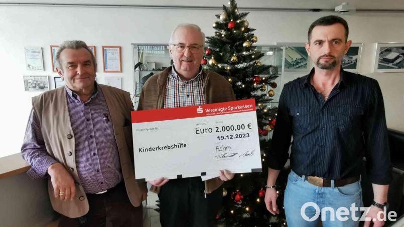 Die Unternehmer Ludwig und Fabian Bauriedl (rechts) übergeben an Herbert Putzer (Mitte) von der Kinderkrebshilfe einen Scheck über 2000 Euro. Bild: gz