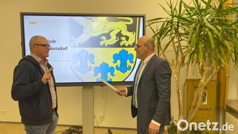 Bürgermeister Johann Schmid (rechts) vereidigt Wolfgang Biersack als neuen Gemeinderat in Schlammersdorf. Bild: sne