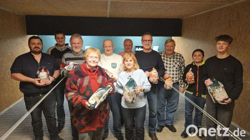 Die Geflügel-Gewinner von links nach rechts: Markus König, Andreas Kühner, Walter Trauner, Käthe Bodenmeier, Peter Kulikow, Karl Schedl, Edda Punzmann, Winfried Ascherl, Hans Kühner, Jonas Mois und Michael Sparrer. Bild: Patrick Uhl