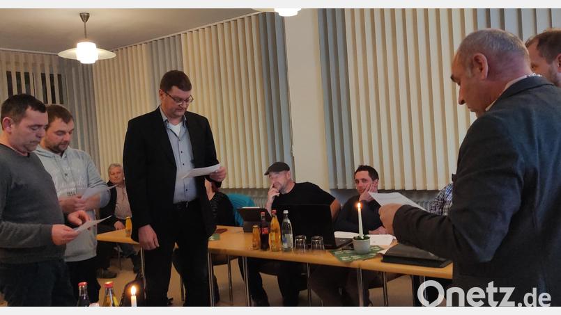 Bürgermeister Gerhard List (Zweiter von rechts) und Stellvertreter Adrian Blödt (rechts im Hintergrund) vereidigen die neuen Feldgeschworenen Michael Auer, Christian Bäumler und Herbert Forster (von links). Bild: hme