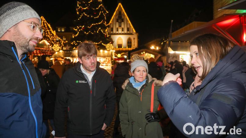 Bundestagsabgeordnete Carolin Wagner auf dem Amberger Weihnachtsmarkt im Gespräch mit Landwirten. Mit dabei: Bauernverbandskreisobmann Peter Beer (Zweiter von links). Bild: Wolfgang Steinbacher