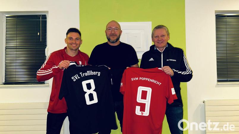 Maximilian Schmidt vom SV Michaelpoppenricht (links) und Thomas Grabinger vom SVL Traßlberg (rechts) begrüßen den neuen Trainer der künftigen SG, Andreas Schinhammer. Bild: Grabinger/exb