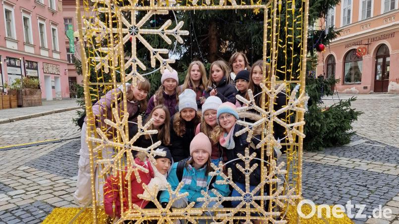 Schülerinnen der Mädchenrealschule Waldsassen mit Tschechisch-Lehrerin Irena Erlebachová auf dem Weihnachtsmarkt in Cheb/Eger. Bild: Kerstin Reiter/exb