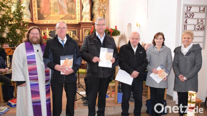 Ehrung im Posaunenchor Königstein: (von links) Diakon Bernd Deyerl, Gerhard Fischer, Karl-Heinz Hartmann, Georg Blendinger, Stefanie Seibold und Chorleiterin Bettina Schröck. Bild: wku