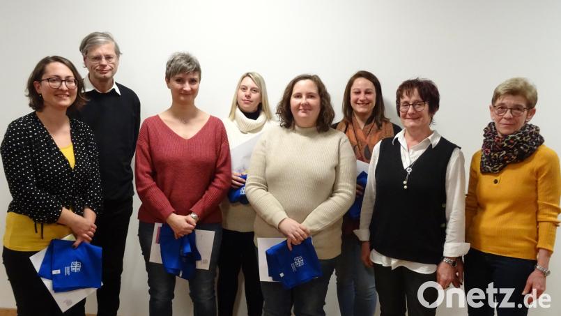 Der KDFB Waldthurn spendet bei der adventlichen Stunde 750 Euro aus dem Adventskranzverkauf. Bild: Agnes Härtl/KDFB/exbaldthurn