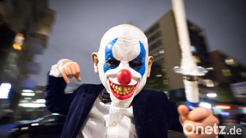 Ein Mann mit einer Clownsmaske und einem Schlagstock fügt einem Iraner eine schwere Kopfverletzung zu. Bei einem zweiten Verhandlungstermin konnte der Clown nun vor Gericht in Tirschenreuth demaskiert werden. Symbolbild: Christian Charisius/dpa