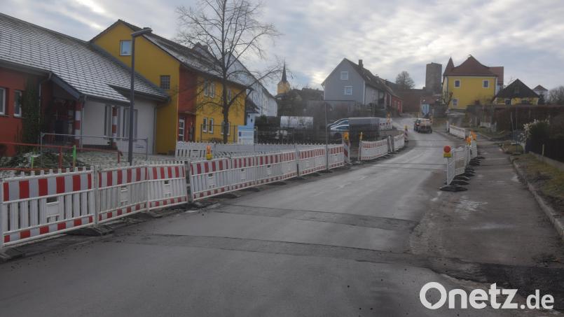 Die Baustelle an der Ortseinfahrt Leuchtenberg ist vor dem Wintereinbruch nicht mehr fertig geworden, wurde aber nun bis zum Frühjahr befahrbar gemacht. Bild: fz