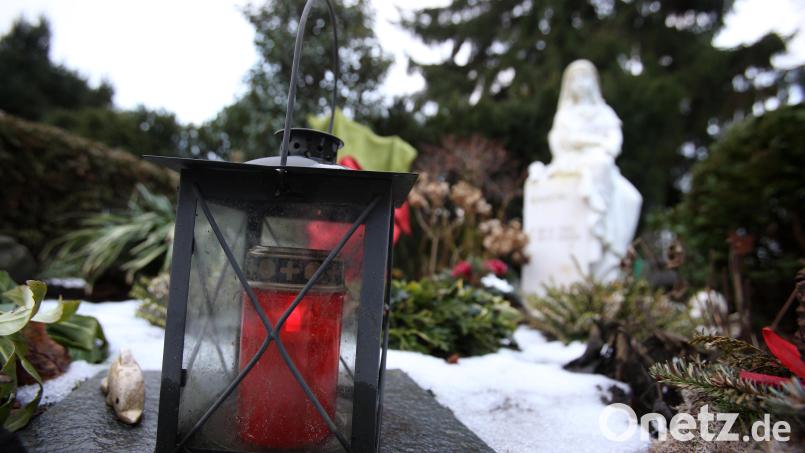 Auf dem Friedhof (Symbolbild) in Kümmersbruck ist eine Grabplatte beschädigt worden. Symbolbild: Christian Charisius/dpa