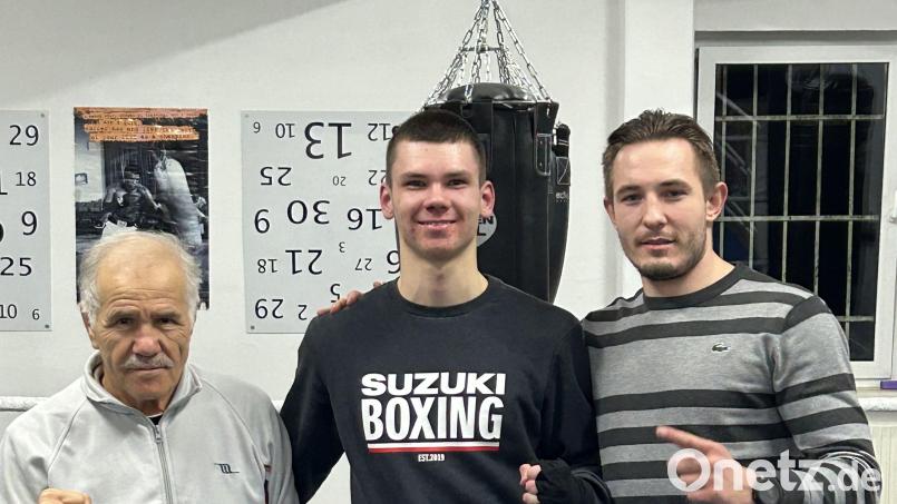 Die Trainer Ahmet Göksu (links) und Andrej Merzlijakov (rechts) freuen sich mit Kirill Burbach über dessen Sieg. Bild: mzi