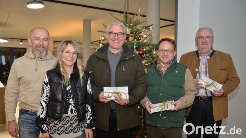 Josef und Michaela Reger vom gleichnamigen Baugeschäft (links) übergeben kurz vor dem Weihnachtsfest eine Spende in Höhe von insgesamt 7500 Euro an Herbert Putzer von der Kinderkrebshilfe, an Dekan Alexander Hösl und Thomas Ebnet vom Verein &quot;Hoffnung für Menschen&quot; (von rechts).