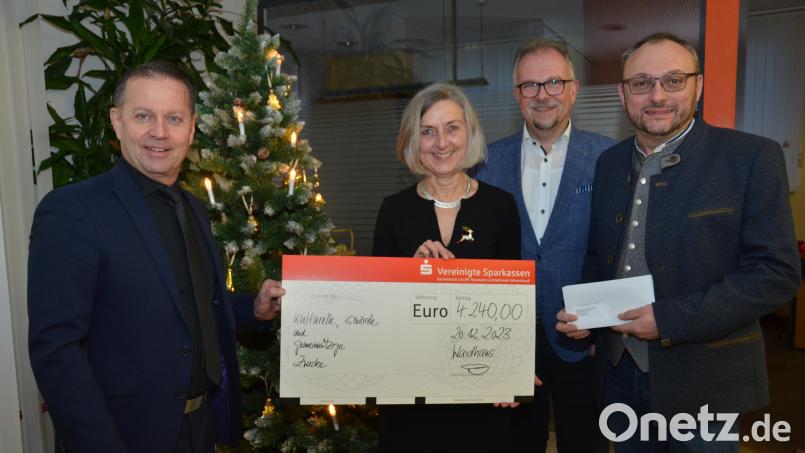 Spendengelder von exakt 4240 Euro überreicht Sparkassenvorstandsvorsitzender Gerhard Hösl (links) zusammen mit Monika Höllerer und Thomas Müllner an Bürgermeister Markus Bauriedl. Er wird die Spenden an die Empfänger verteilen. Bild: dob