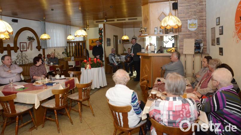 Stadtpfarrer Adam Karolczak und Bürgermeister Rainer Rewitzer hatten zum Seniorenadvent eingeladen. Ludwig und Karl Putzer (zwischen Pfarrer Karolzak und Bürgermeister Rainer Rewitzer) erfreuen mit echter weihnachtlicher Volksmusik die Gäste. Bild: bey