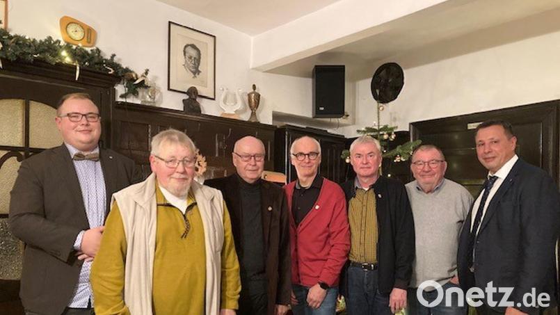 Stellvertretender Vorsitzender Werner Ponnath, Schriftführer Manfred Pleier (von rechts) sowie Chorleiter Sebastian Ponnath dankten Heinz Petri, Anton Schinner, Eugen Ponnath und Thomas Bartmann (von links) für ihre Verbundenheit zum Chorgesang. Bild: Manfred Pleier/exb
