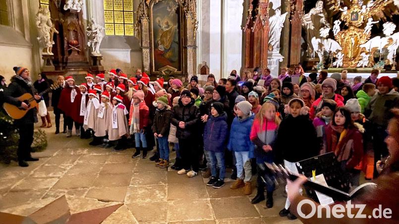Rund 100 Kinder beteiligten sich mit einem vielfältigen Programm mit ihren Lehrern am Weihnachtskonzert in Kladruby. Bild: sm