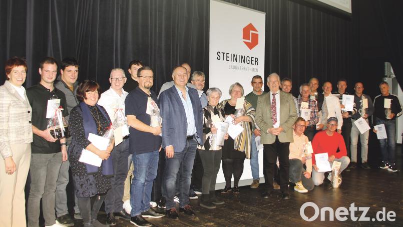 Die Firmenleitung zeichnet langjährige Betriebszugehörige mit Urkunden aus. Bild: Firma Steininger/exb
